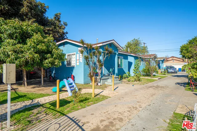 a view of a house with basketball court