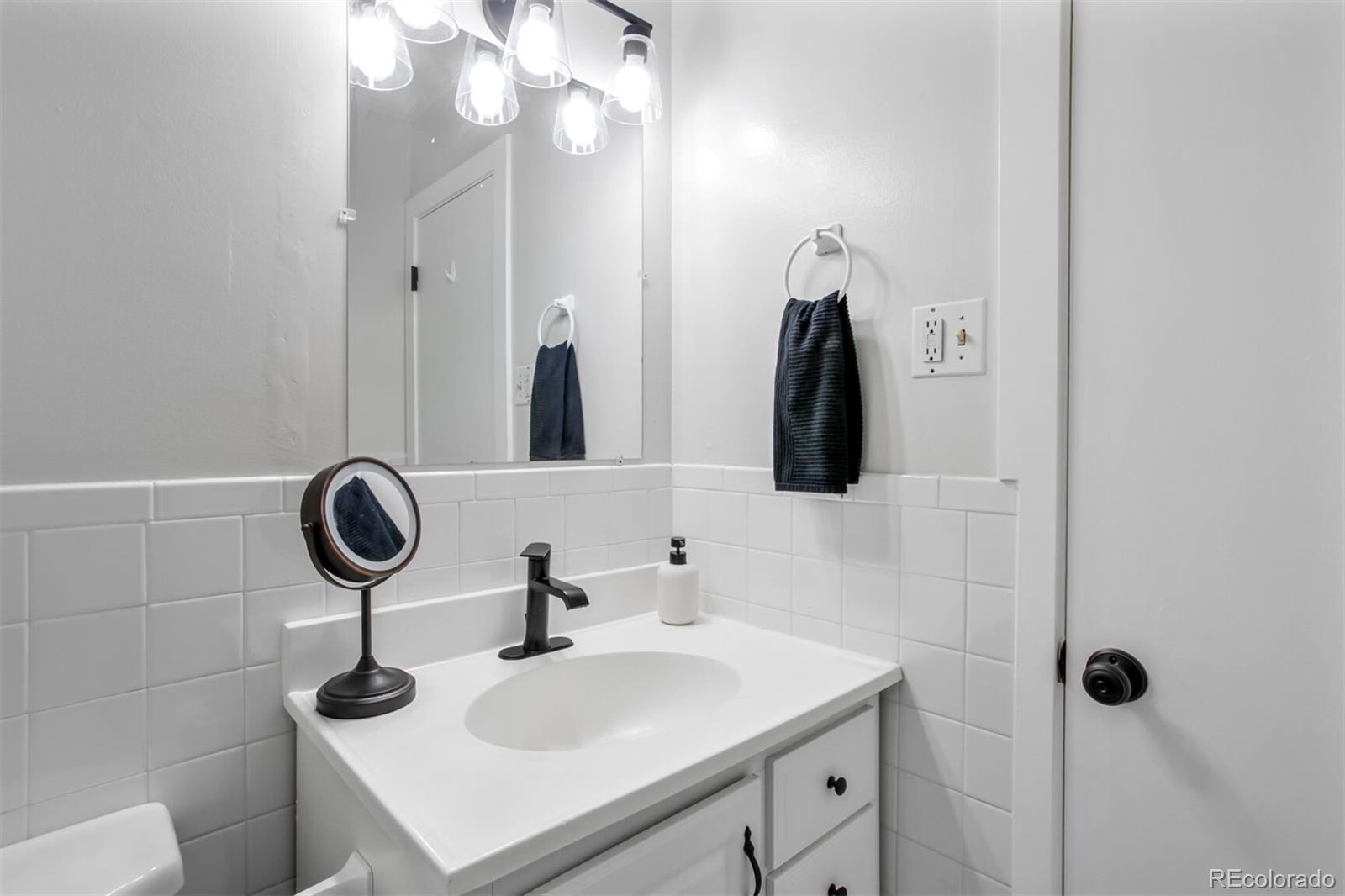830 20th Street, Unit 304 Boulder, CO 80302 - Photo 23 of 25 a bathroom with a sink and a mirror