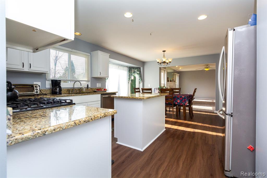 1582 Nadine Rochester Hills, MI 48307 - Photo 13 of 58