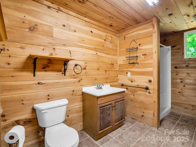 a view of a grassy area