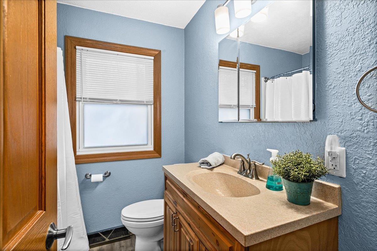 4016 West Arrowhead Road Duluth, MN 55811 - Photo 17 of 39 Main Floor Bathroom