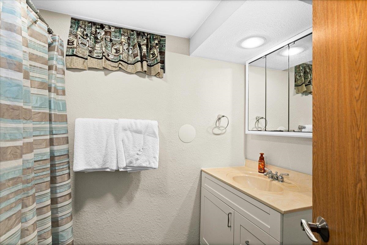 4016 West Arrowhead Road Duluth, MN 55811 - Photo 25 of 39 Lower Level Bathroom