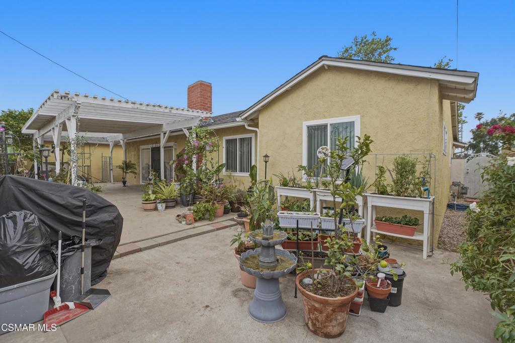 558 East Hemlock Street Oxnard, CA 93033 - Photo 20 of 22 a front view of a house