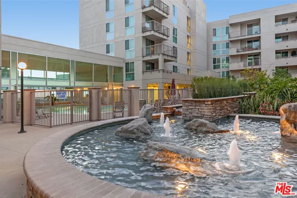 a view of a fountain in the backyard of a building