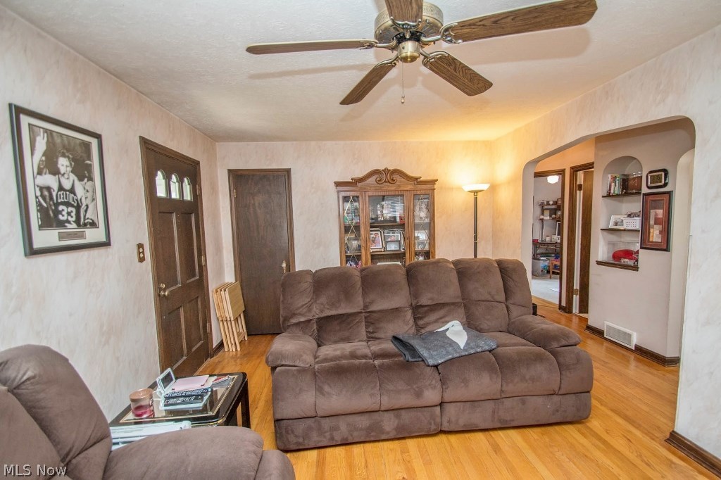 1671 Lander Road Cleveland, OH 44124 - Photo 4 of 22