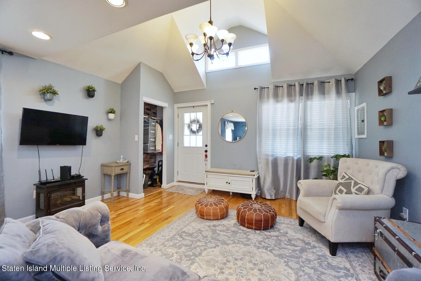 192 Bathgate Street Staten Island, NY 10312 - Photo 4 of 33 Bathgate living room