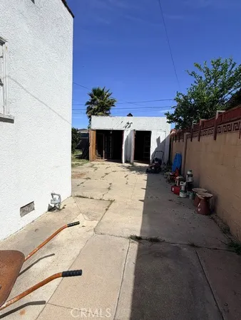 a view of a backyard