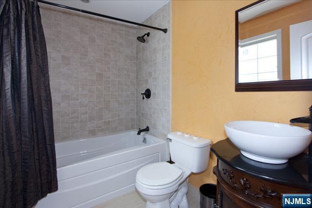 177 Magnolia Avenue Cresskill, NJ 07626 - Photo 12 of 15 a bathroom with a toilet and a bathtub