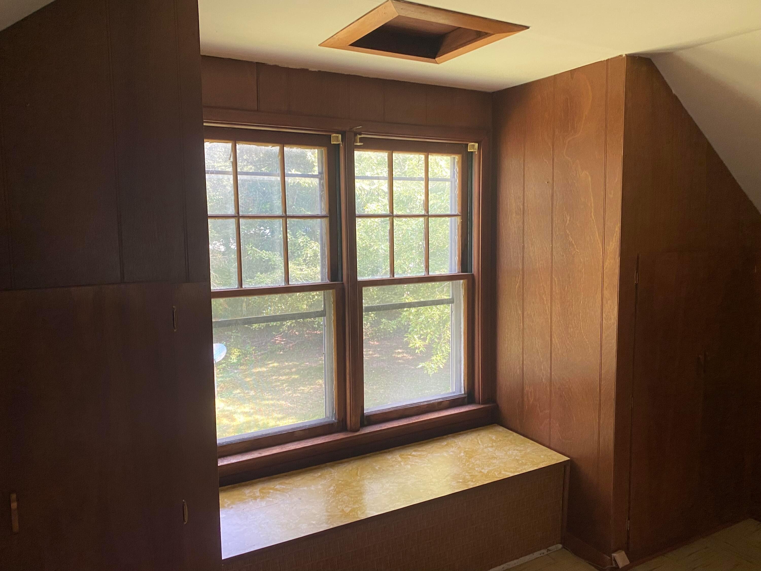 1872 Stelzer Road Columbus, OH 43219 - Photo 21 of 22 Window Seat in Bedroom 3