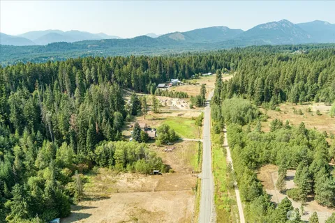 a view of a back yard