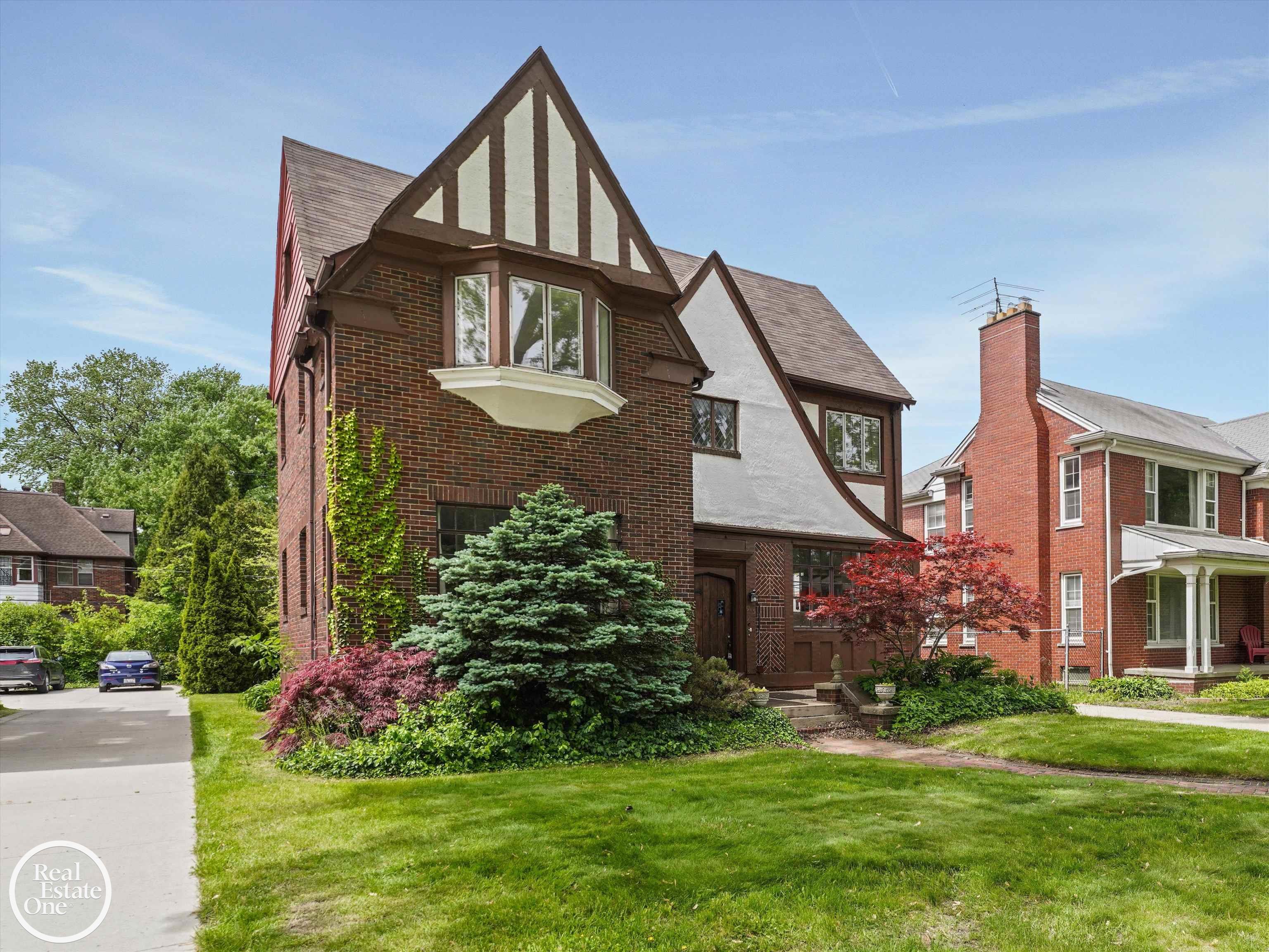 943 Harcourt Road Grosse Pointe, MI 48230 - Photo 3 of 45