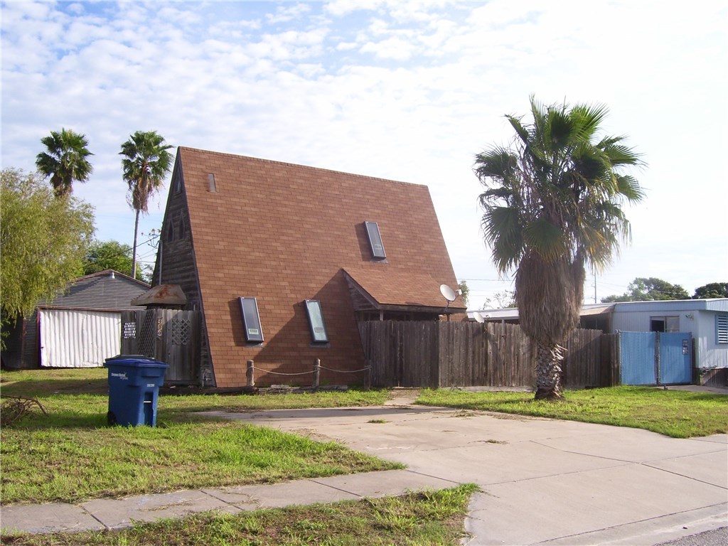 a front view of house with yard