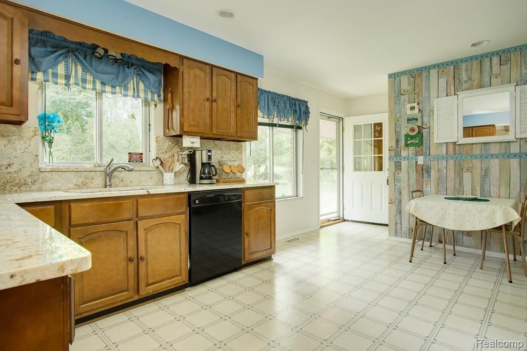 1669 West Gunn Road Rochester, MI 48306 - Photo 15 of 44 1669-Gunn-020.jpg