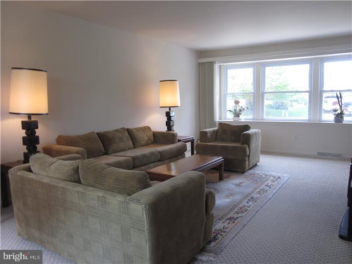 10 Stonebridge Road Cherry Hill, NJ 08003 - Photo 14 of 23 Living Room