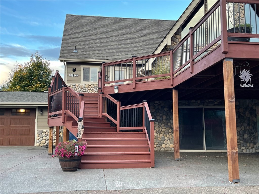 779 Cousins Road Chehalis, WA 98532 - Photo 14 of 39 a front view of a house with a stairs