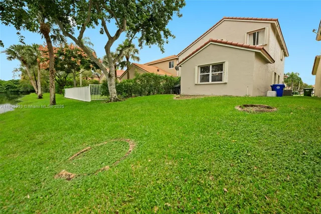 a view of front of a house with a yard
