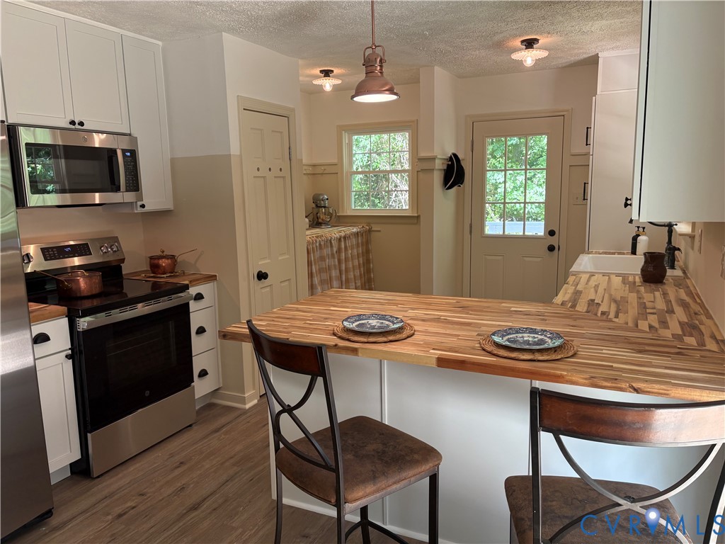 3011 Quaker Road Quinton, VA 23141 - Photo 7 of 31 Breakfast bar with a new pendant light, and new GE