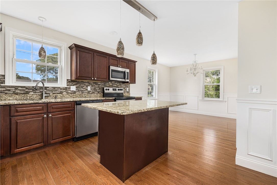 6 Larkspur Road Warwick, RI 02886 - Photo 8 of 48 Gallery Image 8