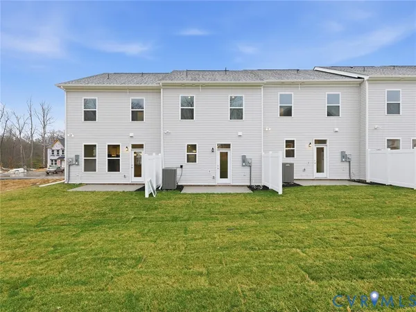 a view of a house with backyard