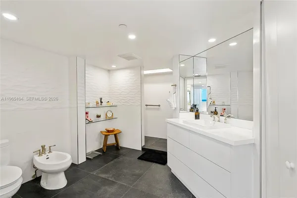 $10,900 | 5757 Collins Avenue, Unit 1006, Miami Beach, FL 33140