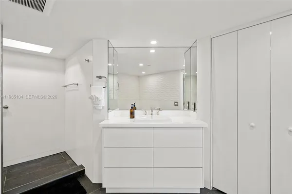 $10,900 | 5757 Collins Avenue, Unit 1006, Miami Beach, FL 33140