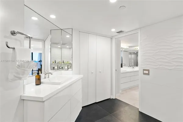 $10,900 | 5757 Collins Avenue, Unit 1006, Miami Beach, FL 33140