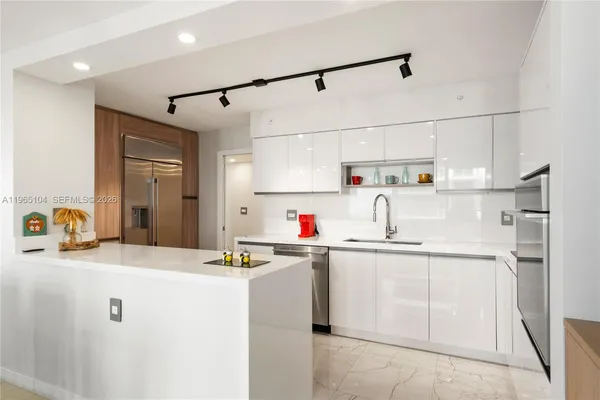 $10,900 | 5757 Collins Avenue, Unit 1006, Miami Beach, FL 33140