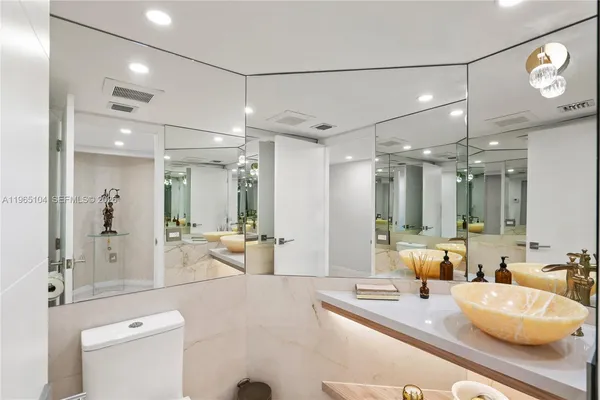 $10,900 | 5757 Collins Avenue, Unit 1006, Miami Beach, FL 33140