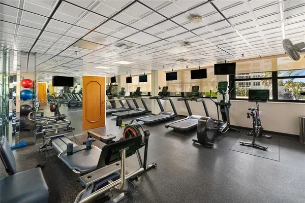 $10,900 | 5757 Collins Avenue, Unit 1006, Miami Beach, FL 33140