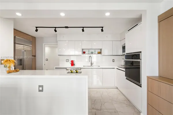 $10,900 | 5757 Collins Avenue, Unit 1006, Miami Beach, FL 33140