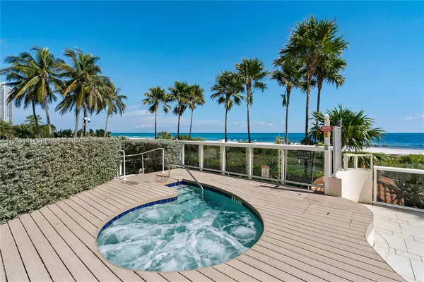 $10,900 | 5757 Collins Avenue, Unit 1006, Miami Beach, FL 33140