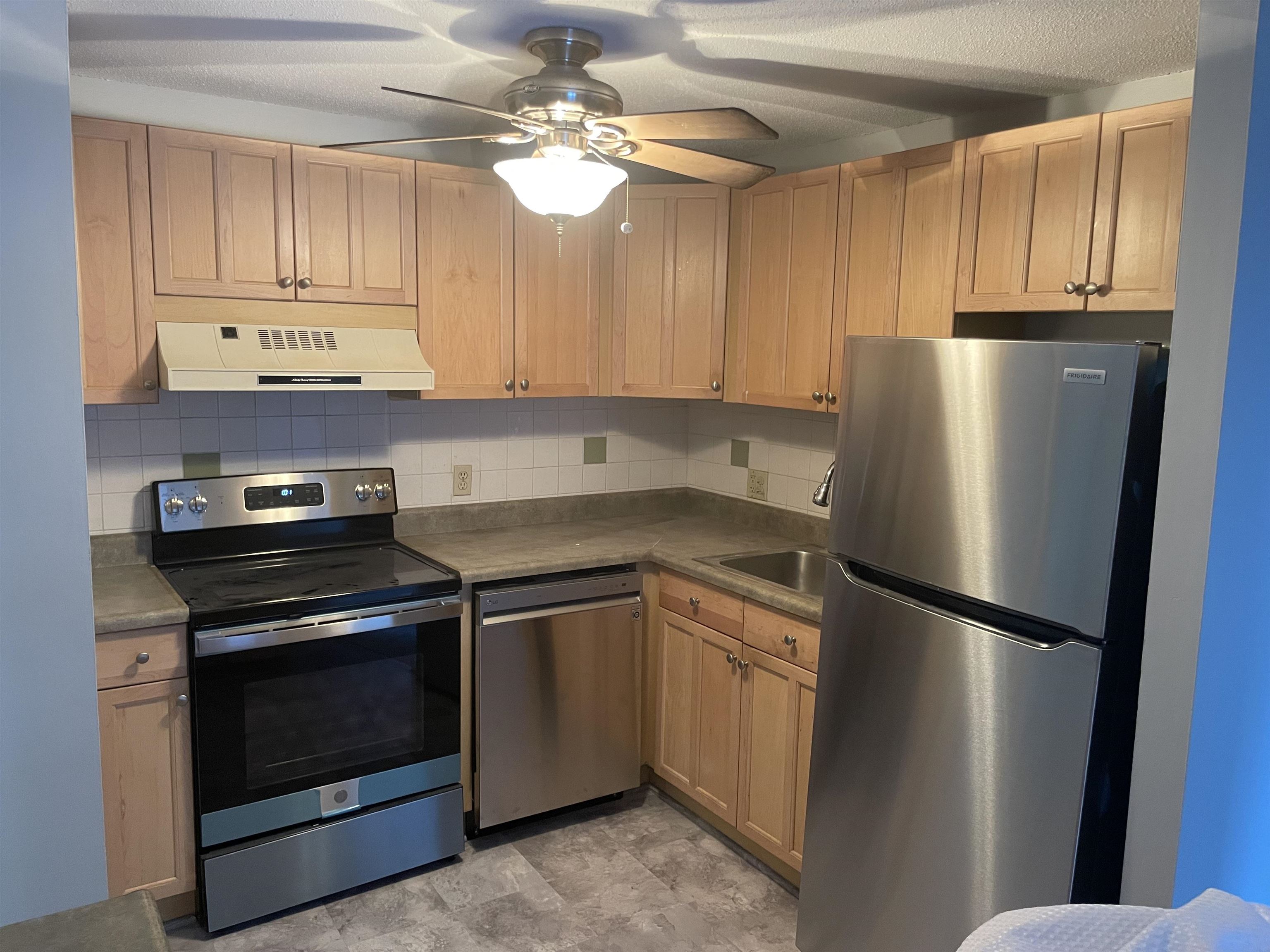 121 English Village Road, Unit 204 Manchester, NH 03102 - Photo 4 of 18