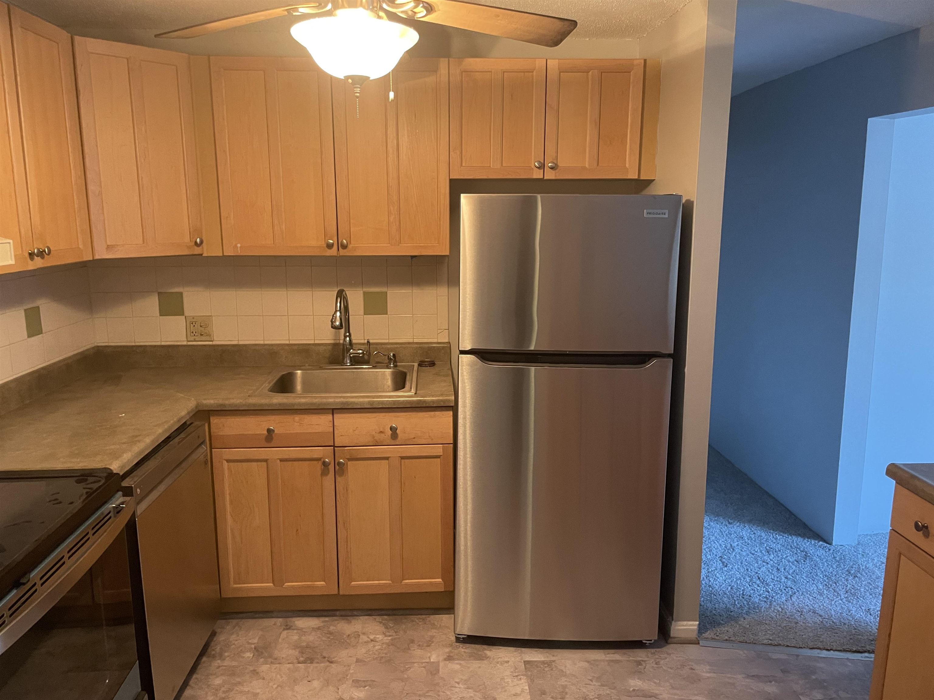 121 English Village Road, Unit 204 Manchester, NH 03102 - Photo 5 of 18