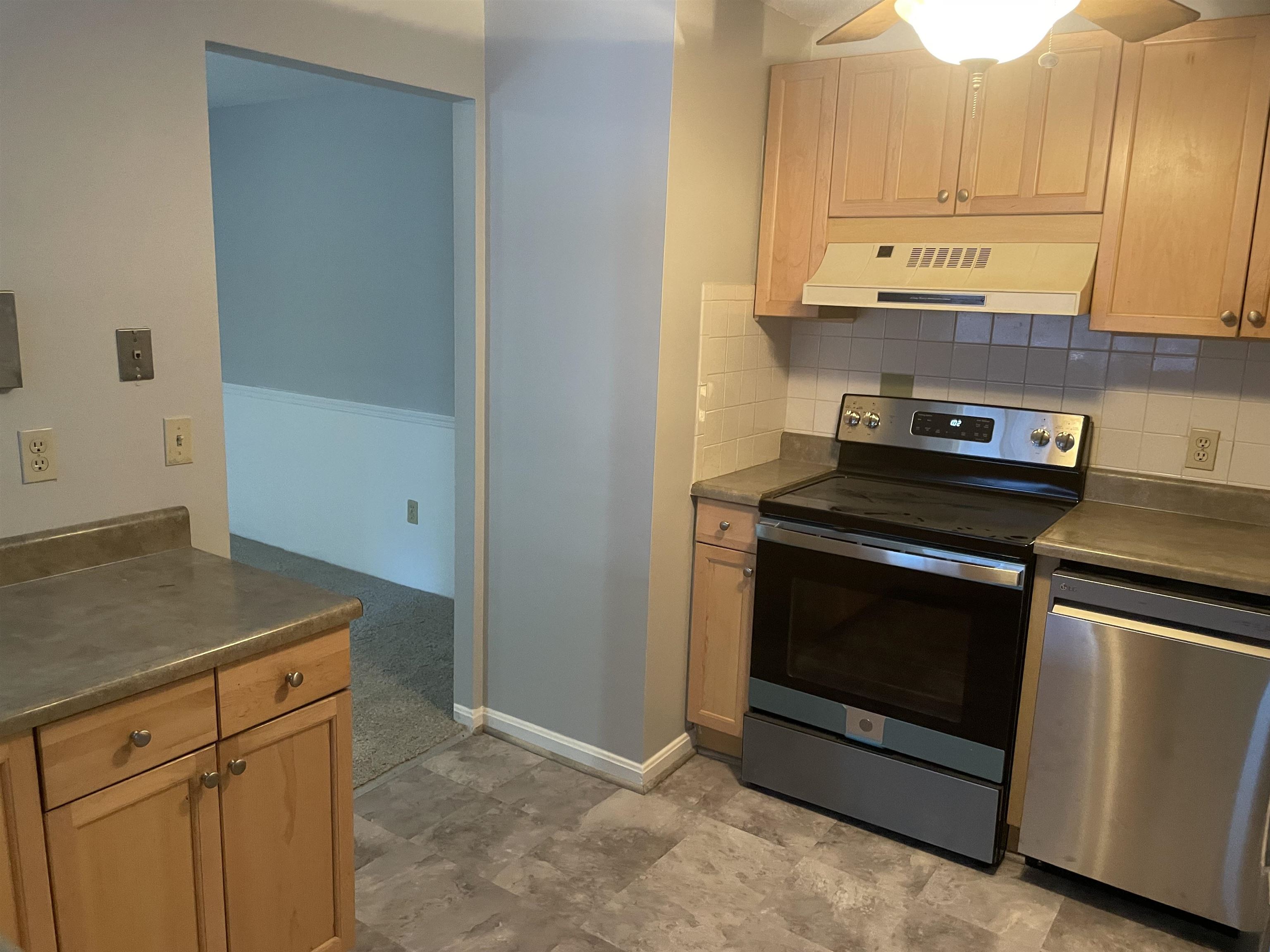 121 English Village Road, Unit 204 Manchester, NH 03102 - Photo 7 of 18