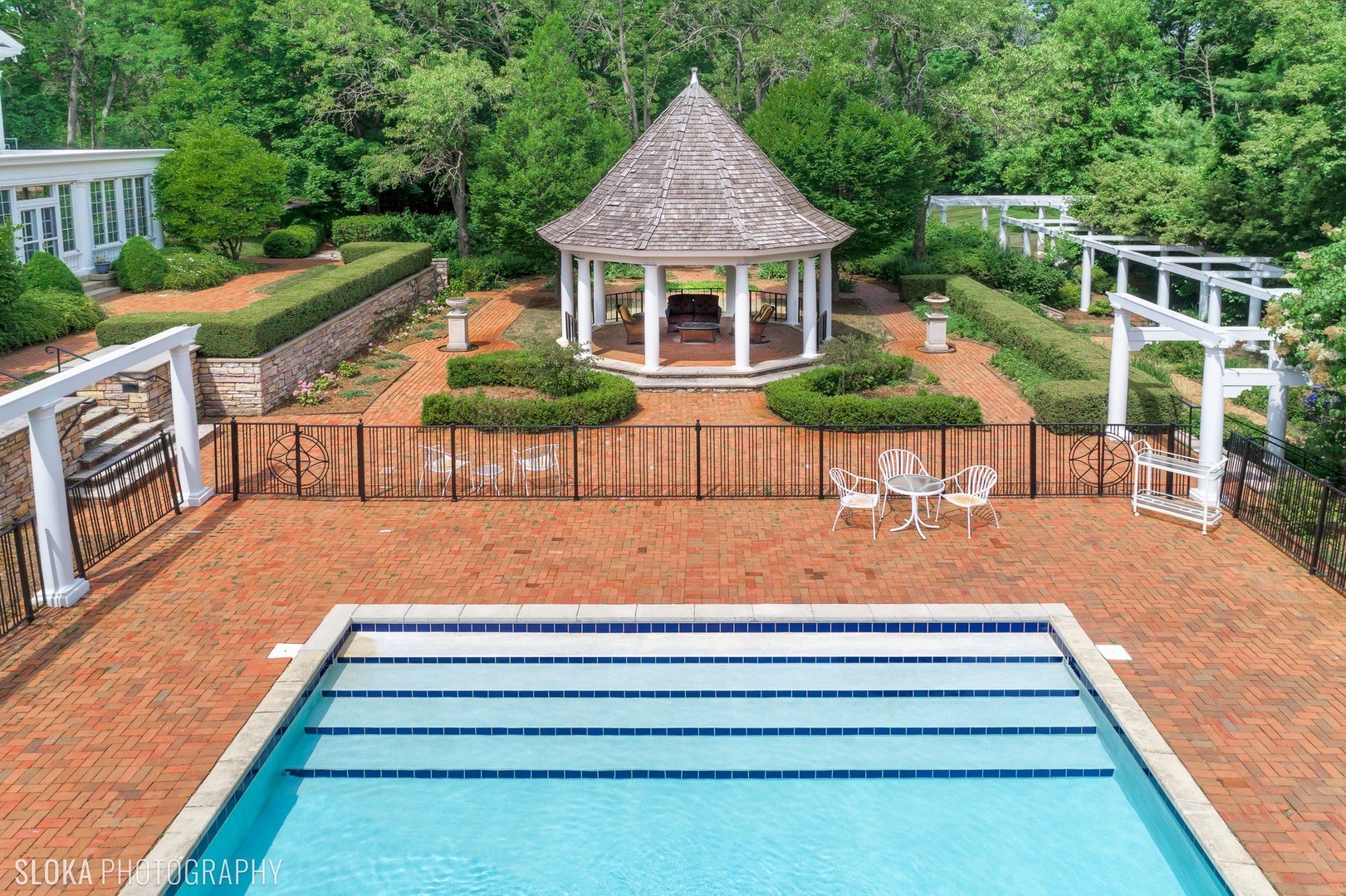 5 West County Line Road Barrington Hills, IL 60010 - Photo 42 of 77 a backyard of a house with table and chairs