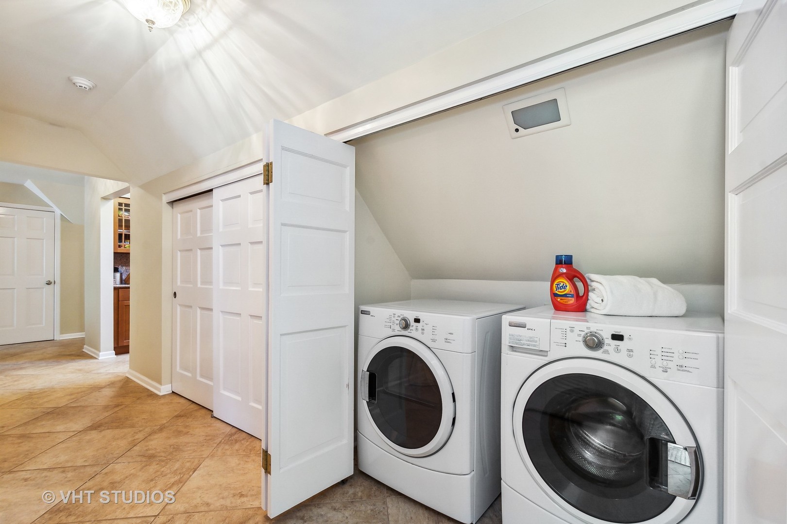 5 West County Line Road Barrington Hills, IL 60010 - Photo 59 of 77 a utility room with dryer and washer