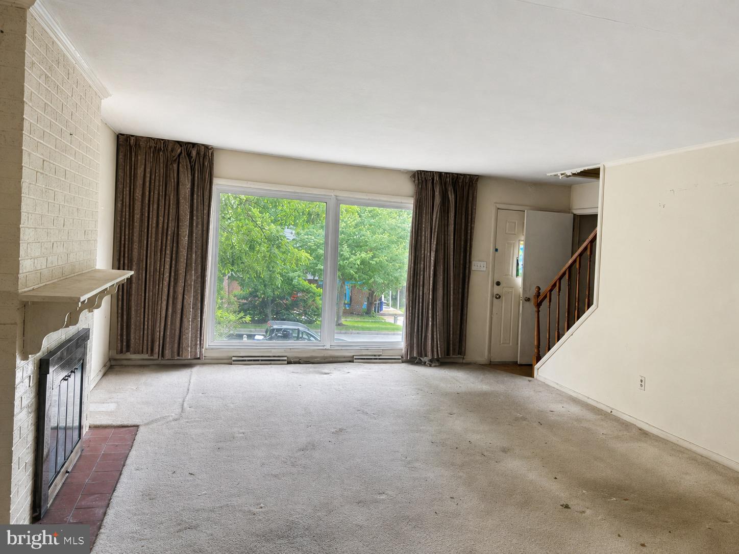 6725 Glenkirk Road Baltimore, MD 21239 - Photo 2 of 25 Sunfilled Living Room