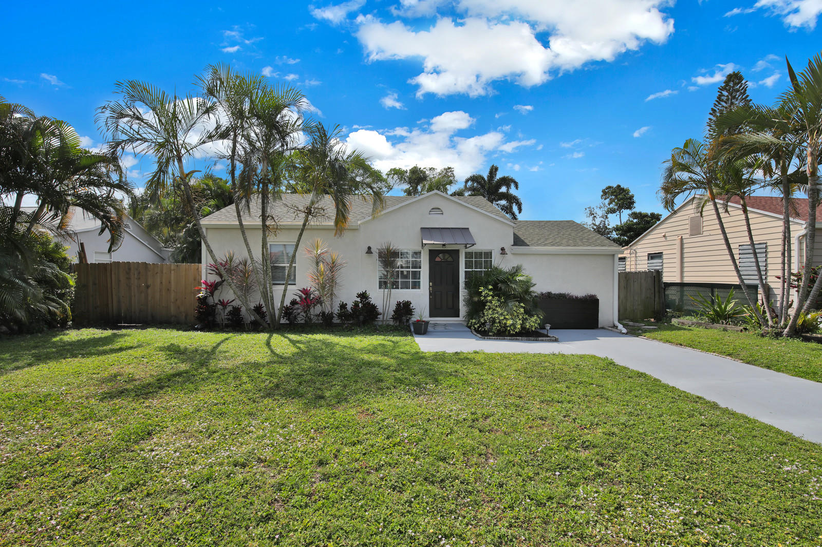 830 Hampton Road West Palm Beach, FL 33405 - Photo 1 of 27 front