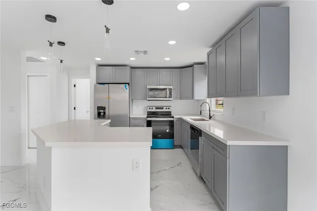 $1,950 | 2505 39th Street Southwest, Lehigh Acres, FL 33976