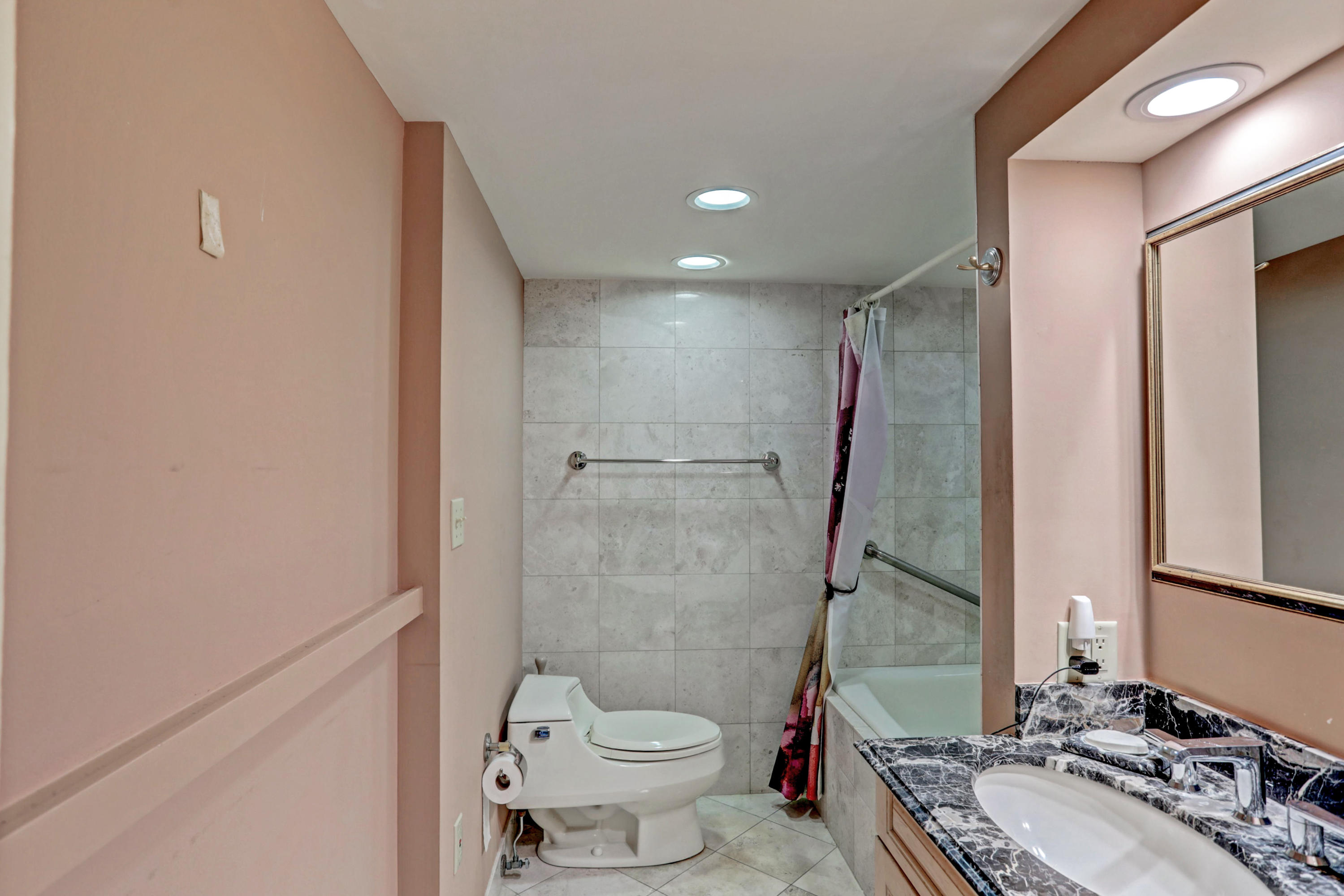 400 Ocean Trail Way, Unit 610 Jupiter, FL 33477 - Photo 16 of 32 Guest Bathroom