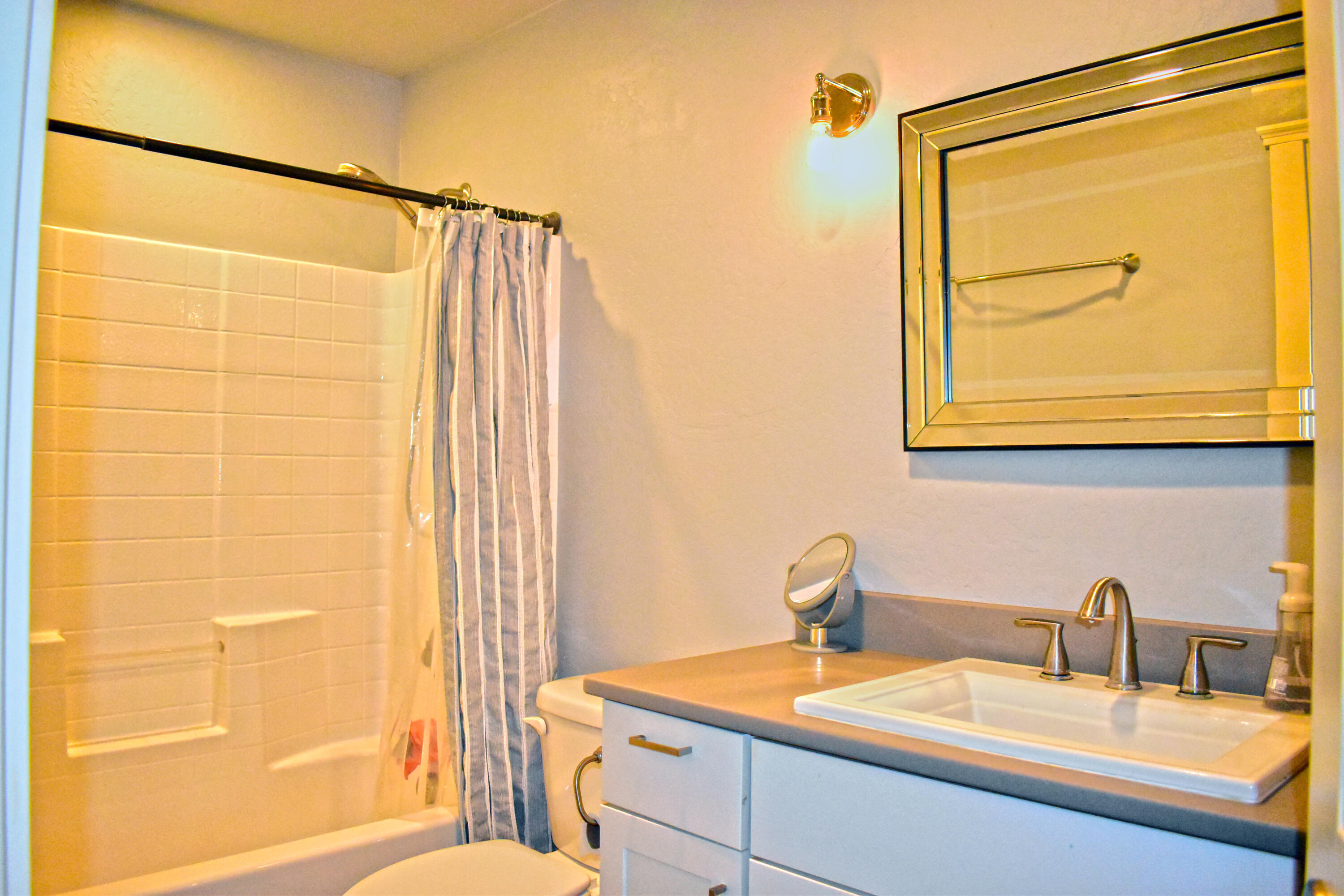 13822 Perry Road White City, OR 97503 - Photo 33 of 39 Full Guest Bathroom
