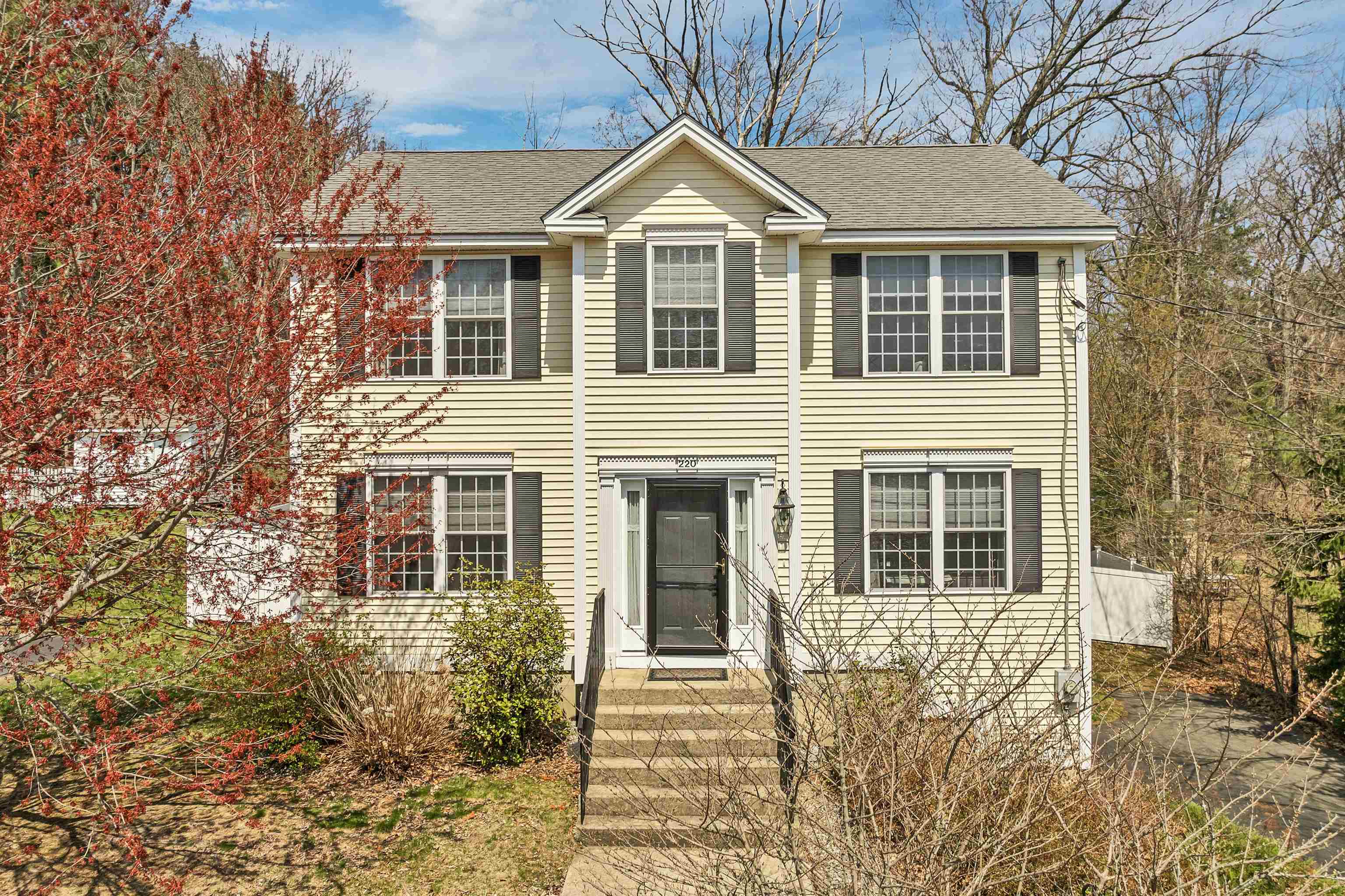 220 Arah Street Manchester, NH 03104 - Photo 1 of 58