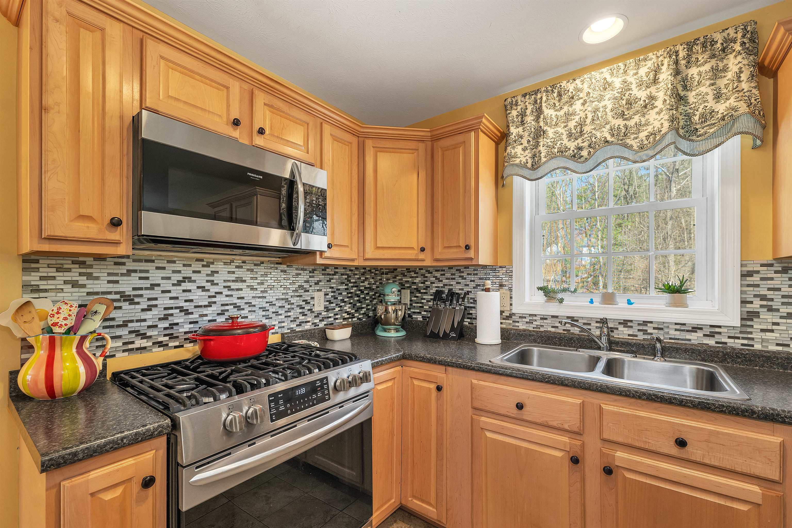 220 Arah Street Manchester, NH 03104 - Photo 11 of 58