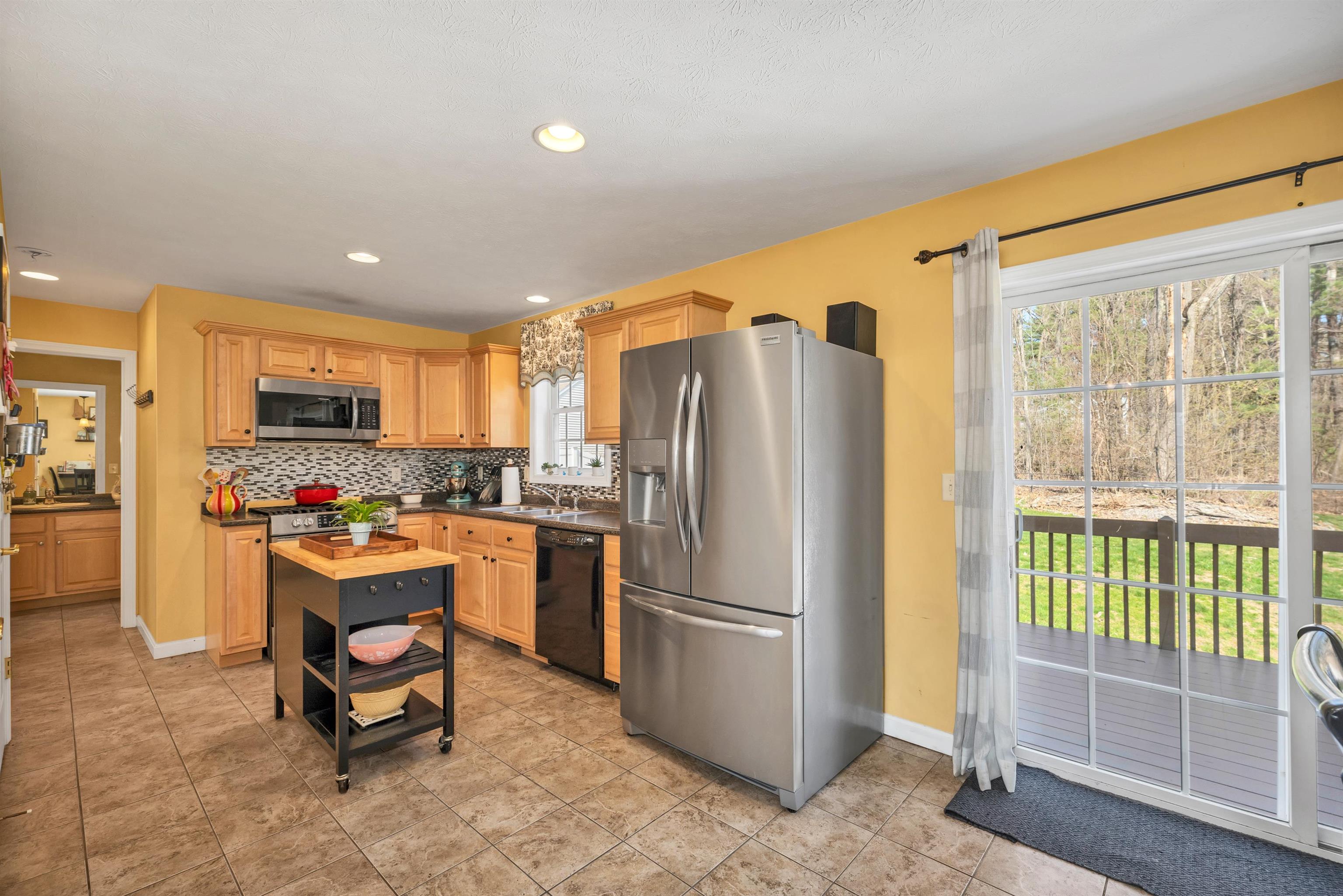 220 Arah Street Manchester, NH 03104 - Photo 15 of 58