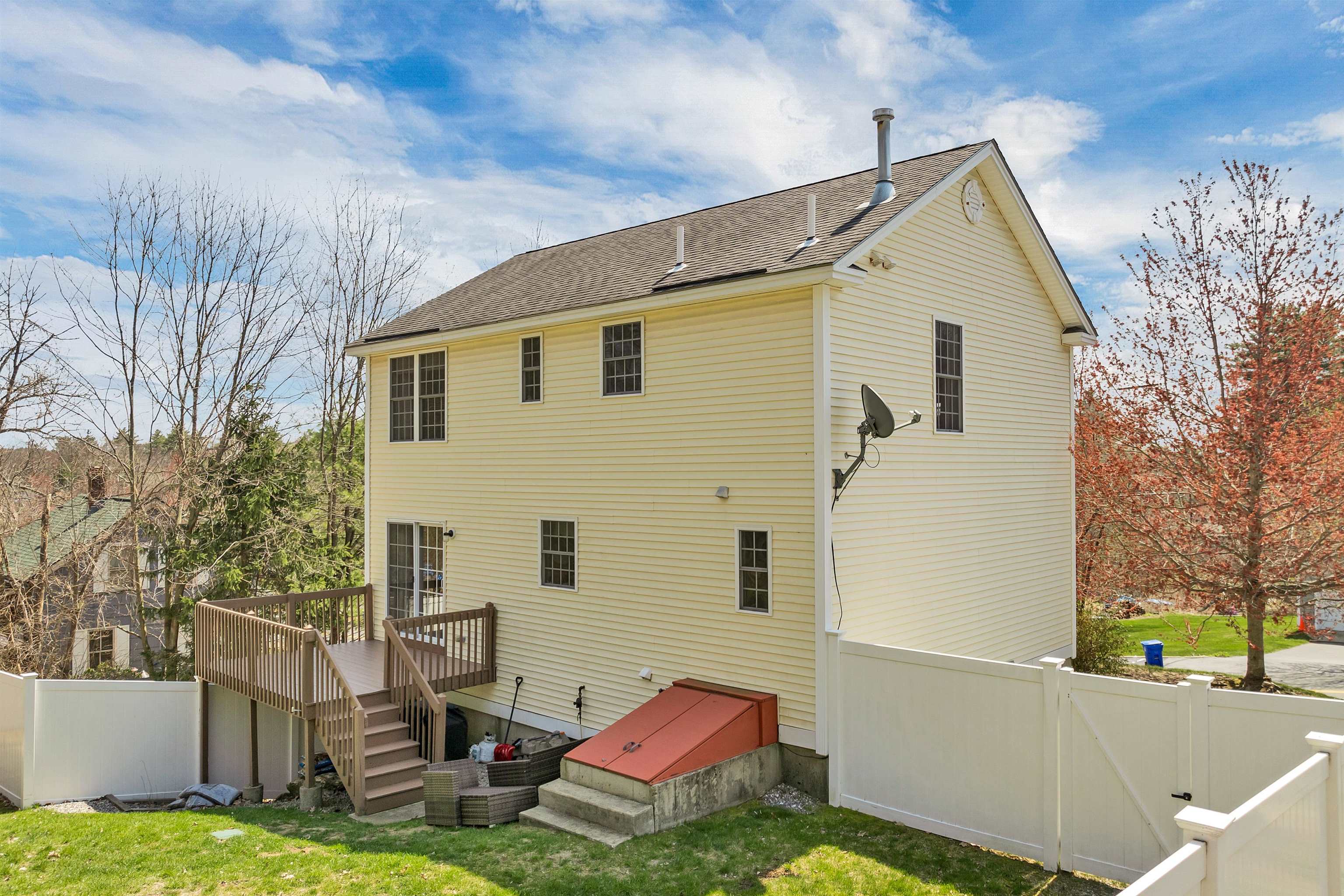 220 Arah Street Manchester, NH 03104 - Photo 4 of 58