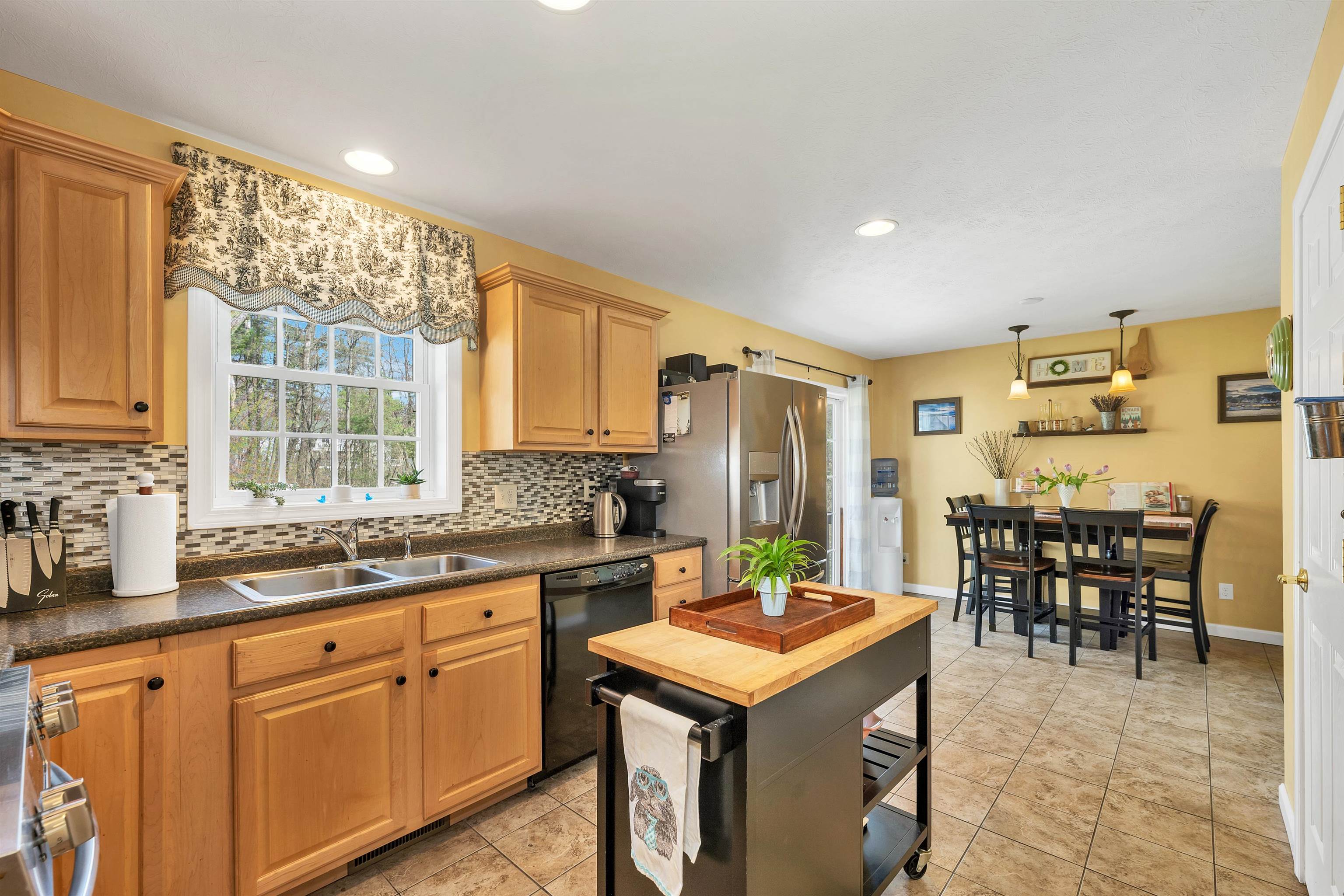 220 Arah Street Manchester, NH 03104 - Photo 8 of 58