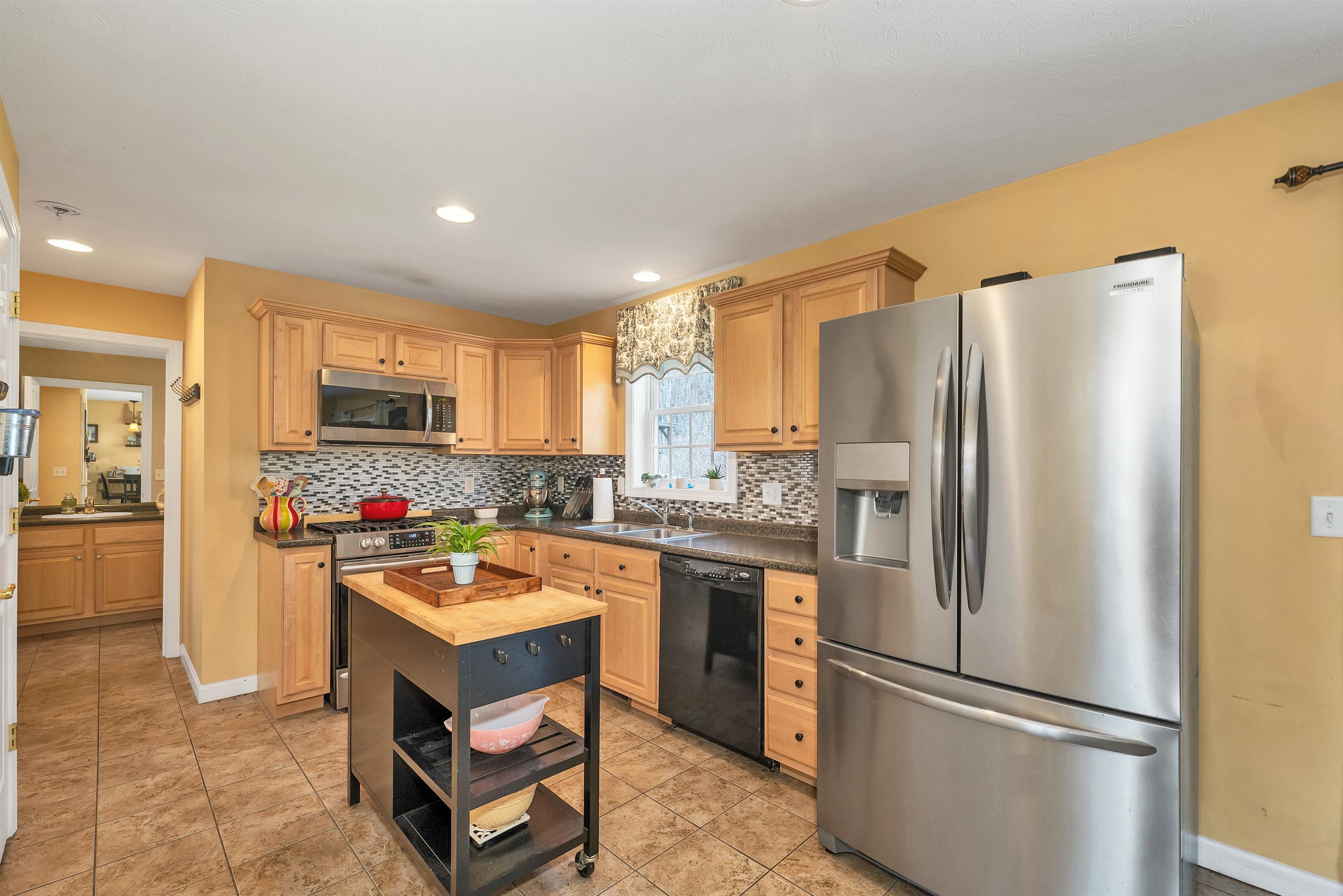 220 Arah Street Manchester, NH 03104 - Photo 10 of 58