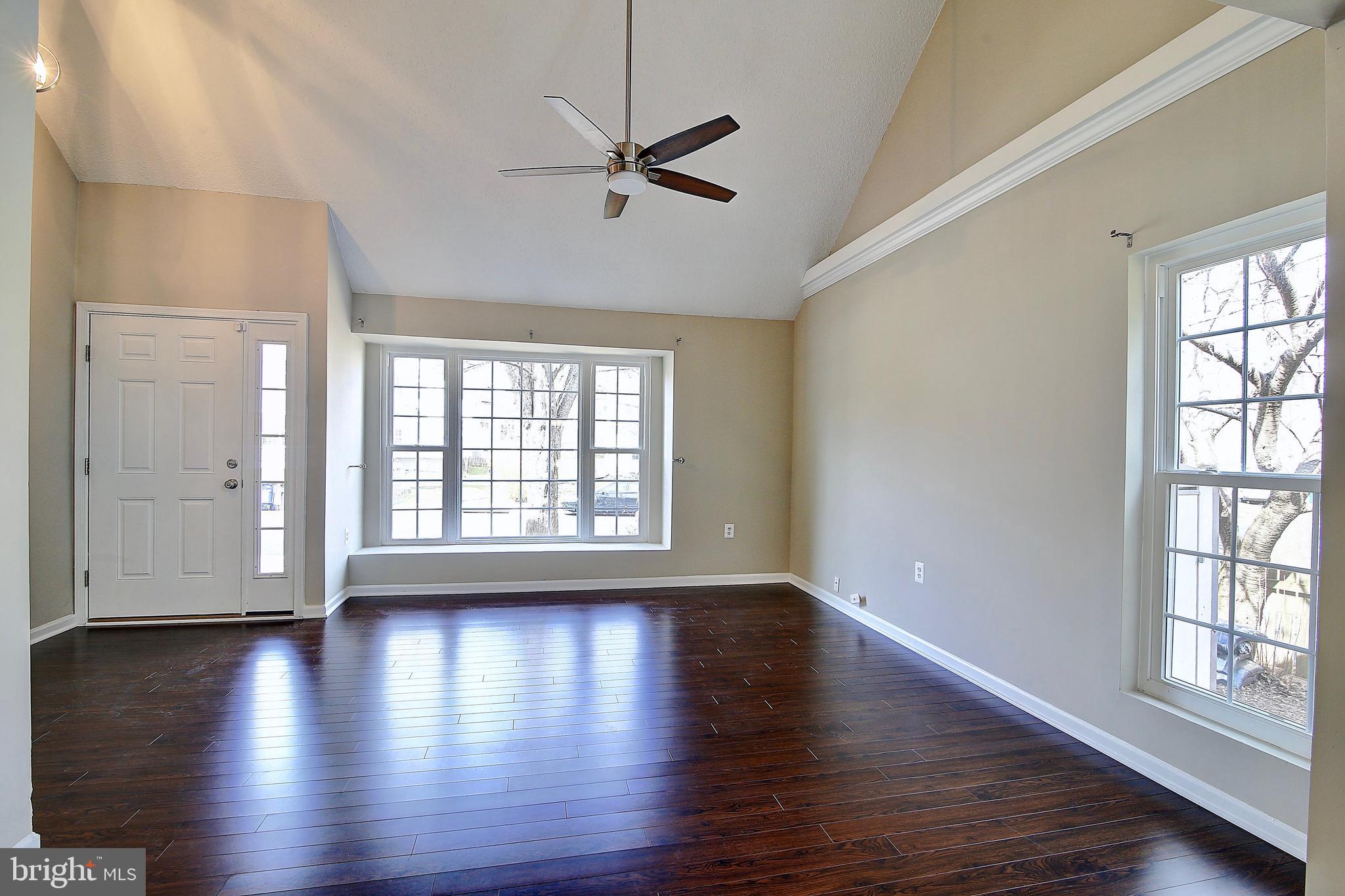 378 Deer Path Avenue Southwest Leesburg, VA 20175 - Photo 8 of 34 Living Room