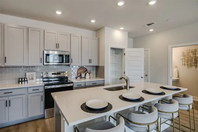 $268,990 | 515 Emory Xing Boulevard, Hutto, TX 78634