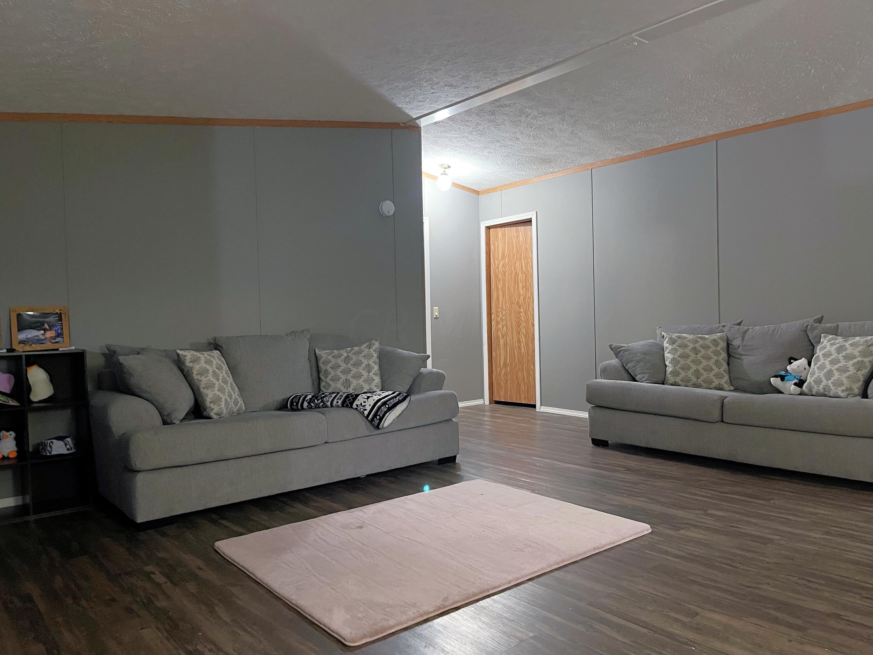 271 Roundtop Road Columbus, OH 43207 - Photo 3 of 16 Living room